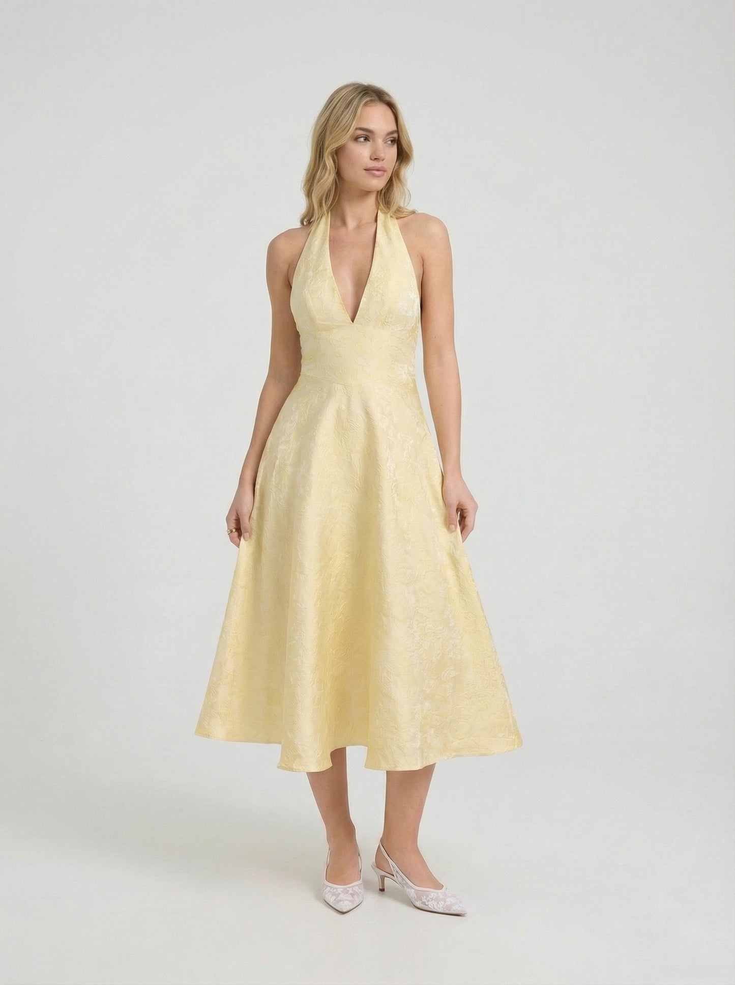 Matilda - Vestido Maxi de Encaje Floral con Cierre de Lazo y Cuello Halter Jacquard